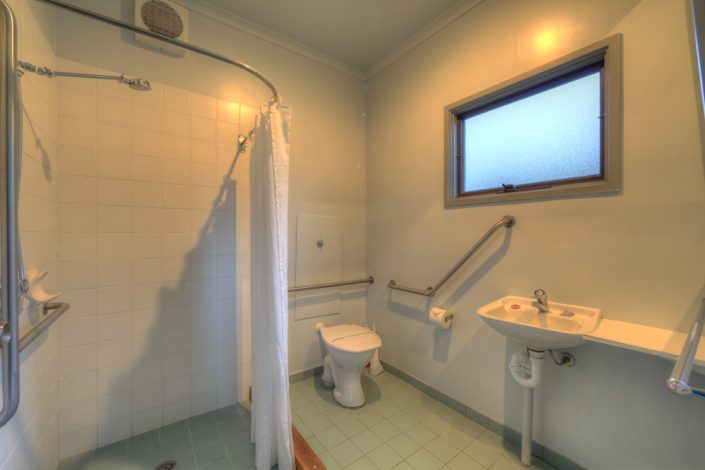 disabled-bathroom-chalet